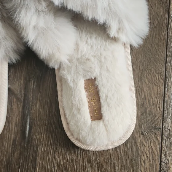 Rachel Zoe Plush Slide Slippers in Soft Cream - Picture 3 of 6